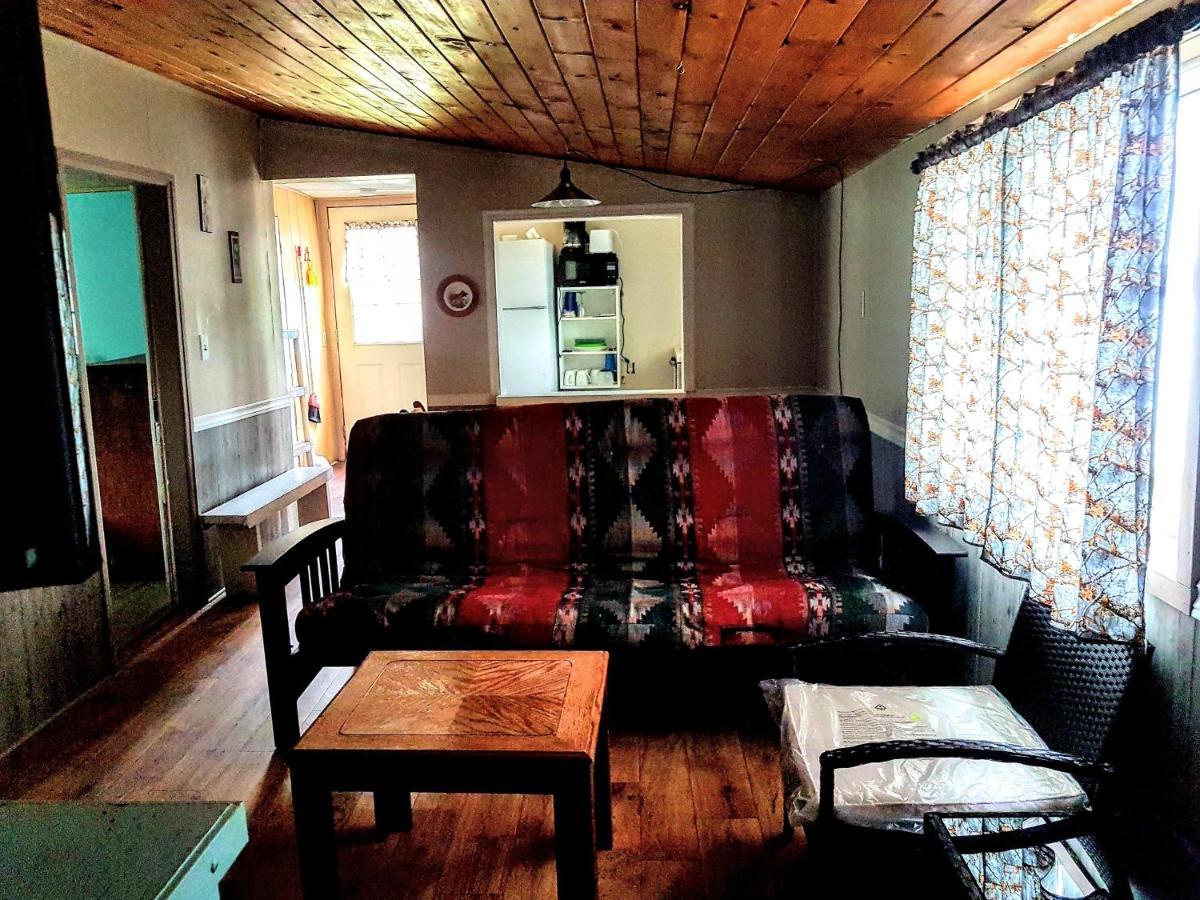Marble Lake Lodge Cloyne Exterior photo