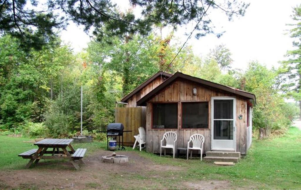 Marble Lake Lodge Cloyne Exterior photo